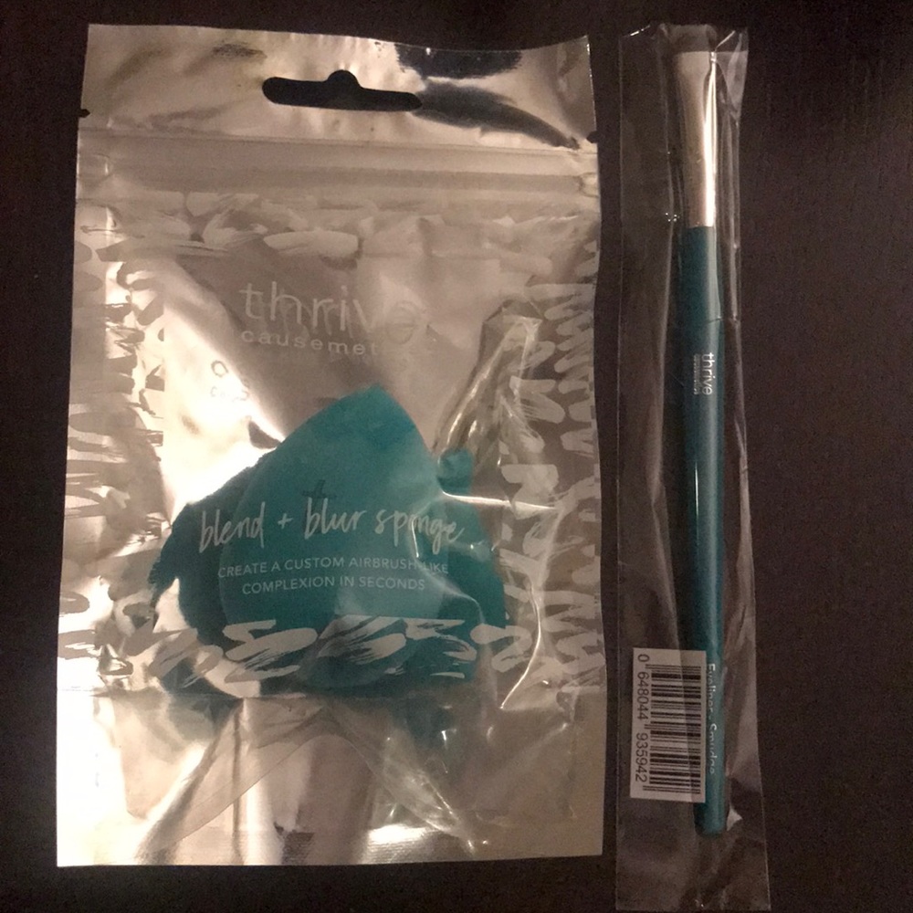 THRIVE CAUSEMETICS smudge brush/blender sponge